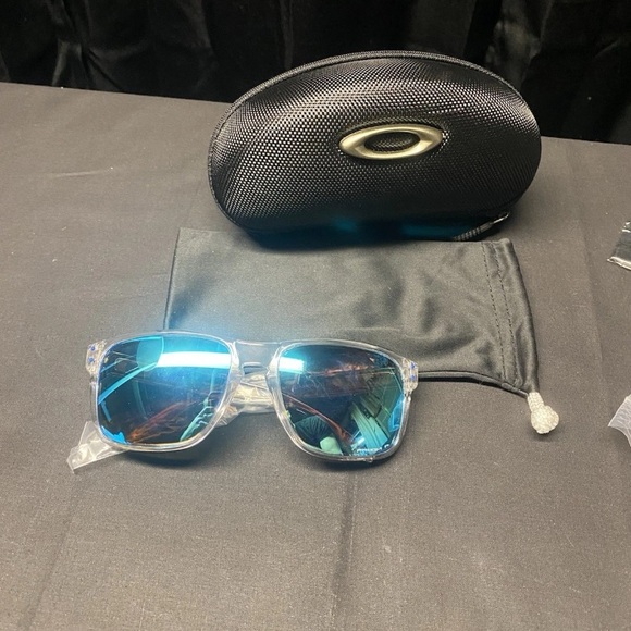 Oakley Sunglasses with Blue Lenses and Black Case - Picture 2 of 7
